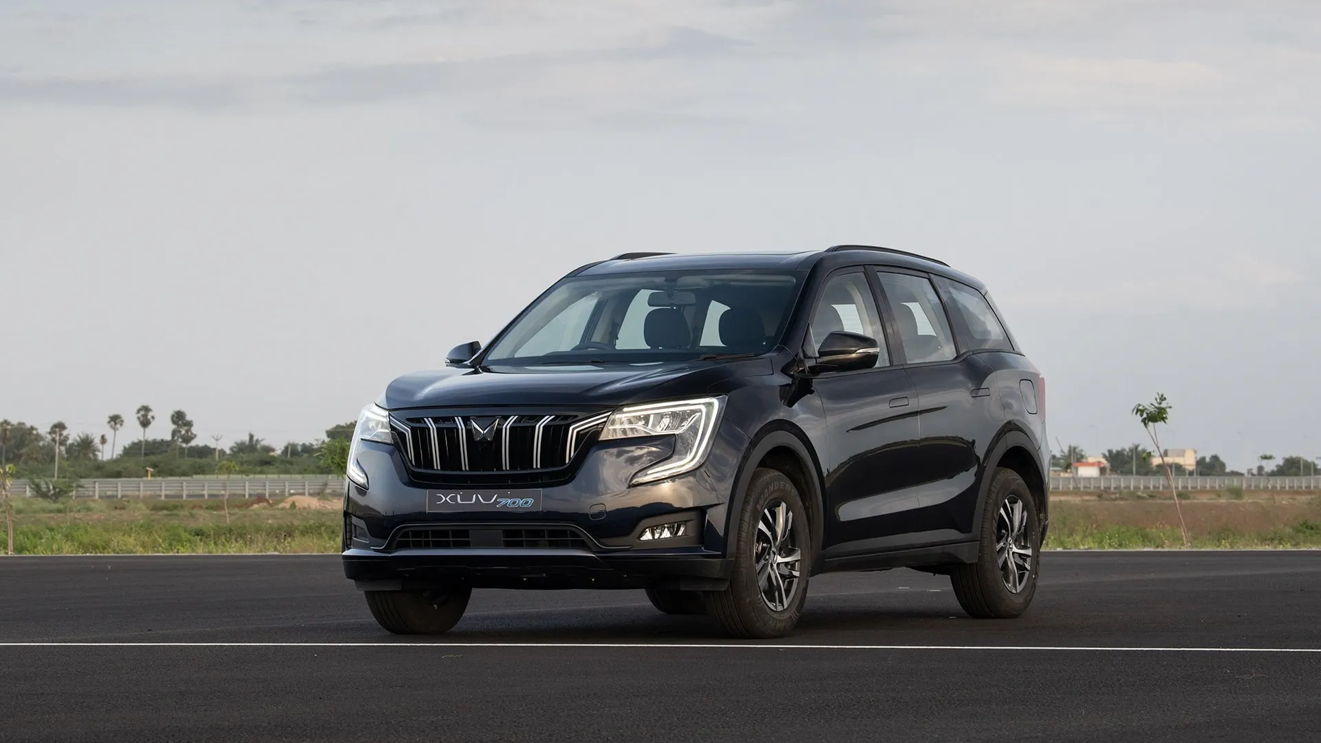 XUV 700 car image